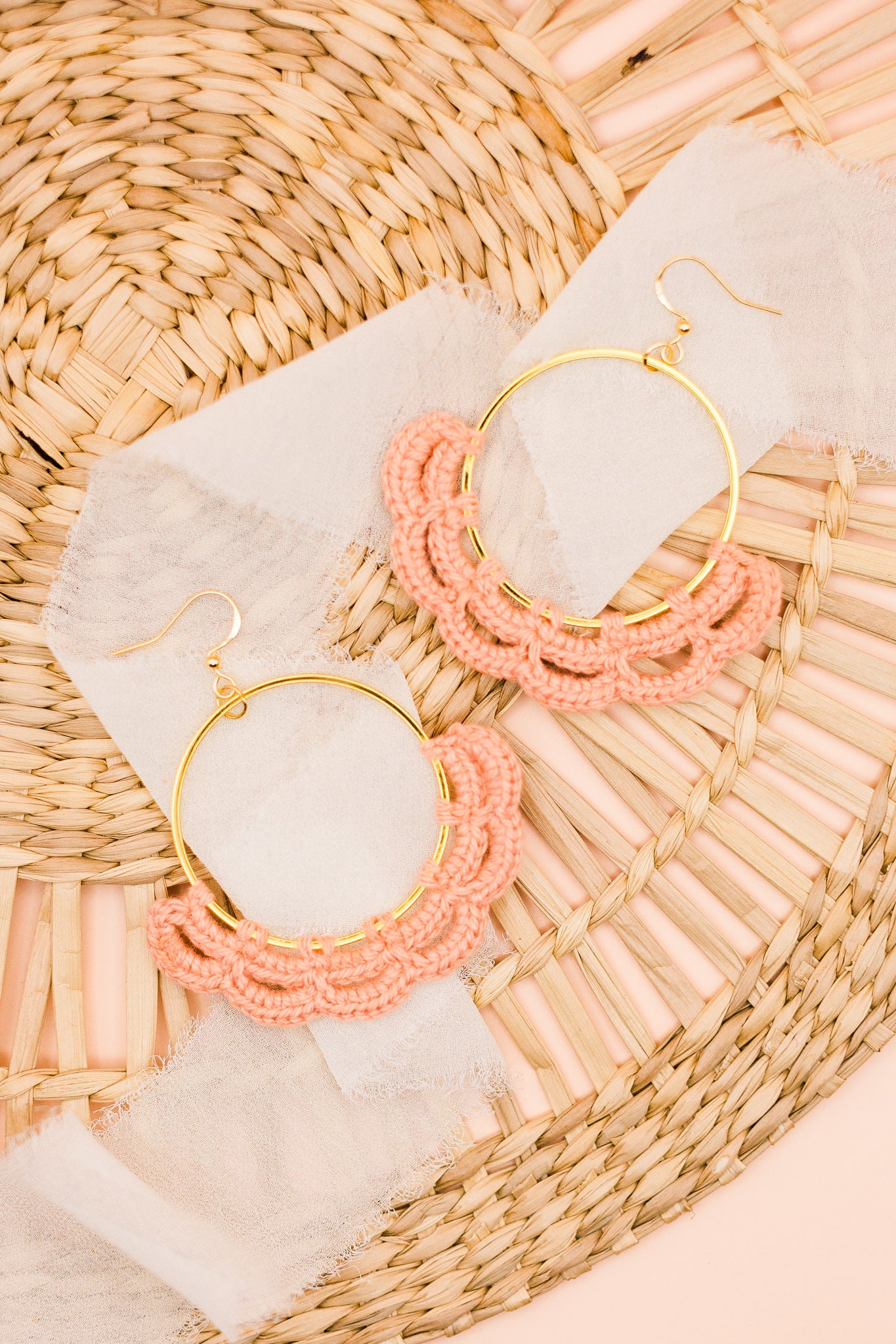 Half Scalloped Earrings Pink